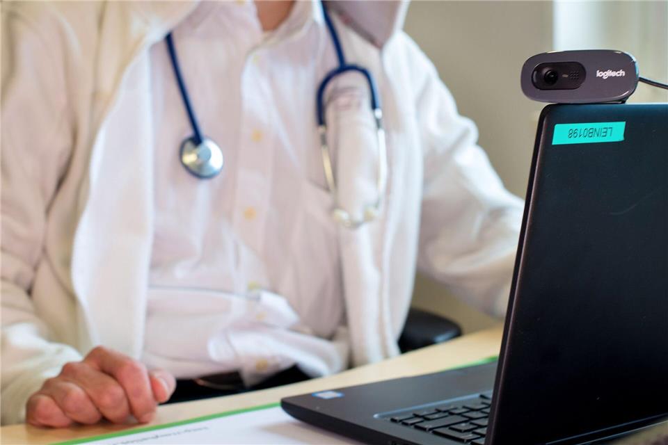 Per Gesetz ist Werbung für Fernbehandlungen grundsätzlich verboten. (Symbolbild)Monika Skolimowska/dpa-Zentralbild/dpa