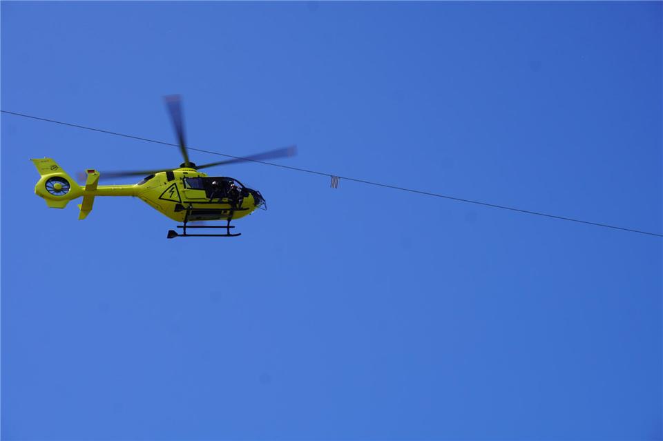 Per Helikopter sind am Dienstag die Vogelwarnmarkierungen an die Freileitung angebracht worden.