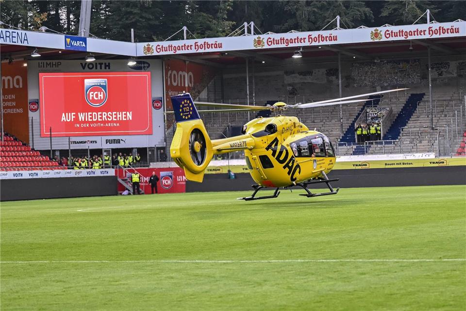 Per Hubschrauber wurde der verletzte Fan aus dem Stadion gebracht.Harry Langer/dpa