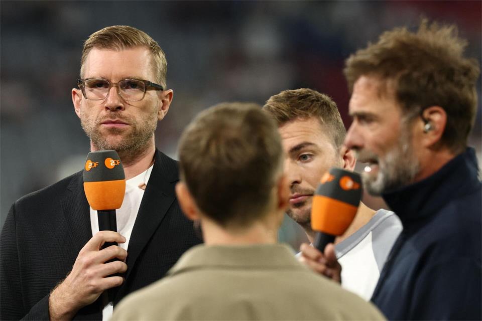 Per Mertesacker (l) war zum letzten Mal als TV-Experte im Einsatz.Christian Charisius/dpa