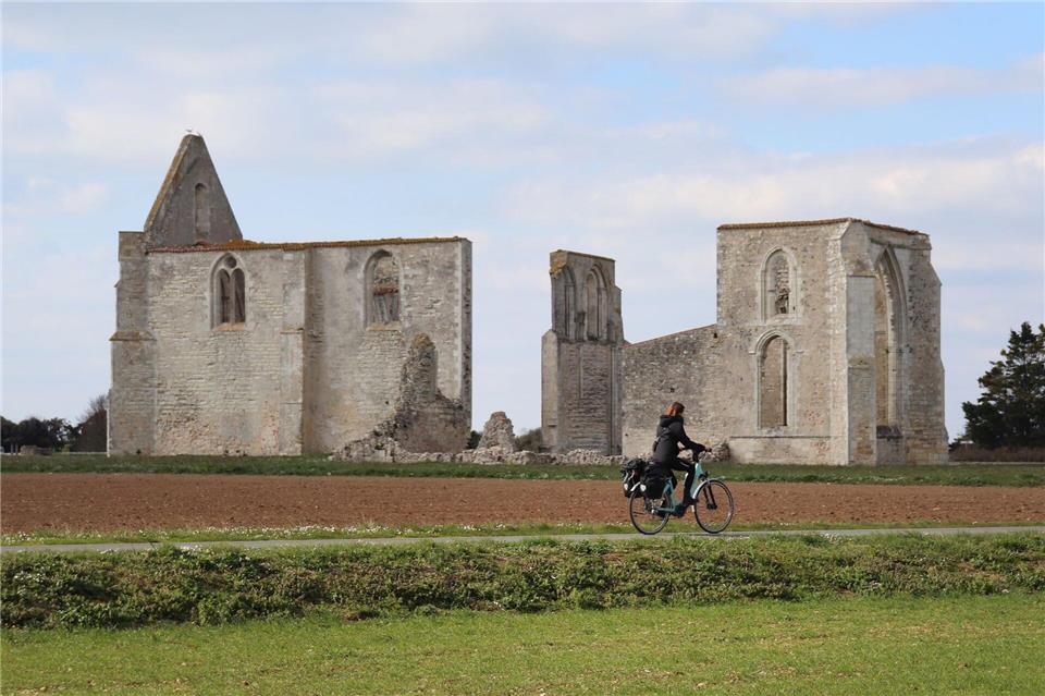 Per Rad gut zu erreichen ist die Ruine der Abbaye des Châteliers.Deike Uhtenwoldt/dpa-tmn