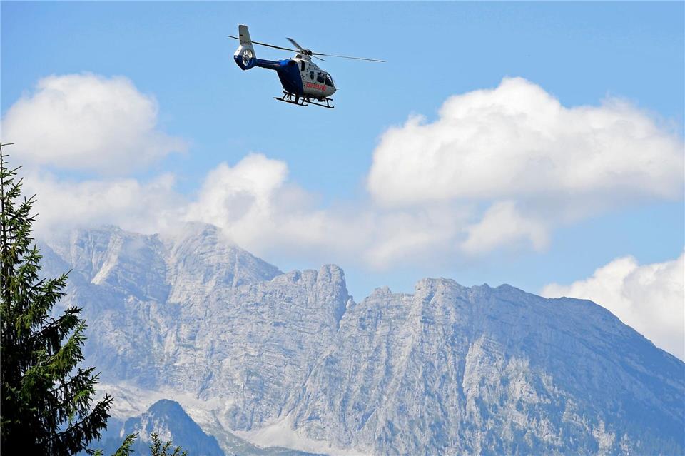 Per Rettungshubschrauber konnte der Wanderer schließlich geborgen werden. (Symbolbild)Uwe Lein/dpa