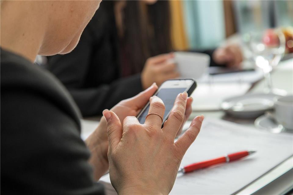 Per SMS zum Dienst eingeteilt? Über kurzfristige Änderungen am Dienstplan muss der Arbeitgeber in geeigneter Form informieren. picture alliance/dpa/dpa-tmn