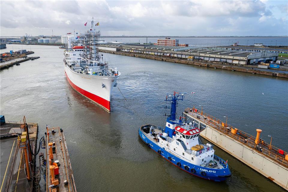 Per Schlepper wurde das Museumsschiff ins Dock bugsiert. Sina Schuldt/dpa