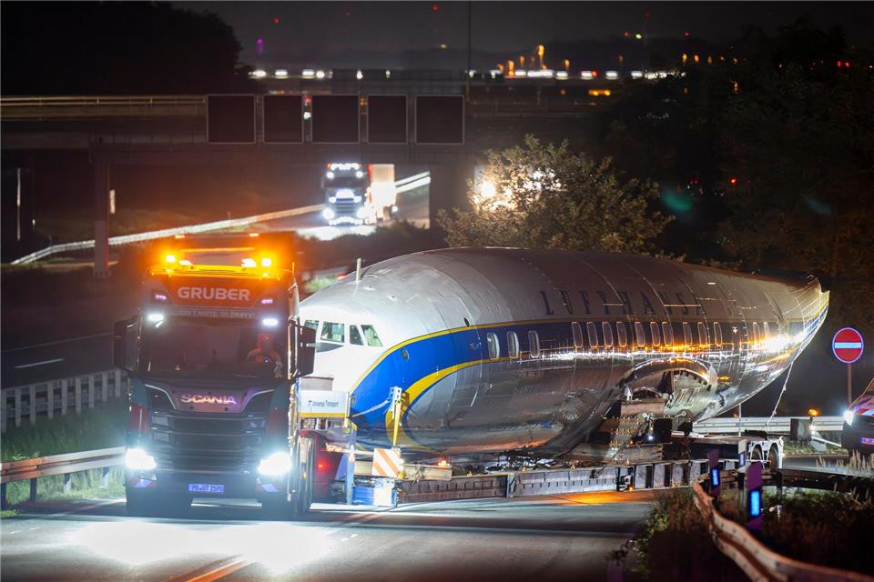 Per Schwertransport kommt das historische Flugzeug nach Frankfurt.Boris Roessler/dpa