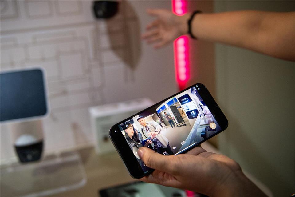 Per Smartphone lassen sich vernetzte Überwachungskameras bequem steuern und kontrollieren.picture alliance / dpa-tmn