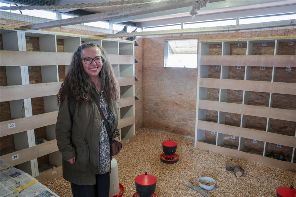 Perdita Goltz vom Verein Bremer Taubenhaus will das Leben der Stadttauben verbessern.Focke Strangmann/dpa
