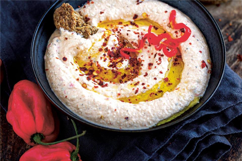 Perfekt als Aufstrich oder zum Dippen: Feta lässt sich auch cremig rühren und mit scharfen Gewürzen anrichten.Natacha Comar/LV.Buch/dpa-tmn