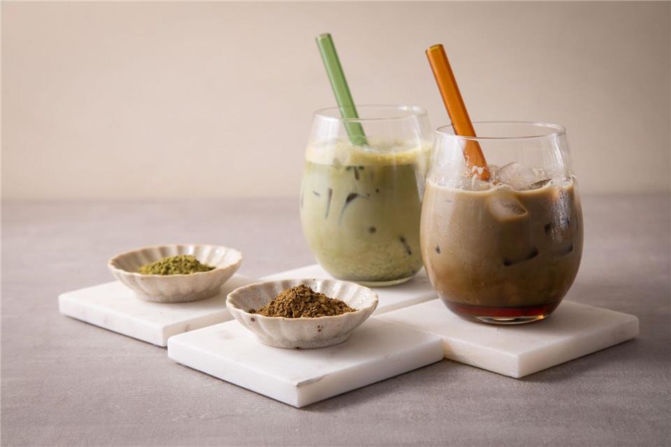 Perfekt für den Sommer: gekühlter Hojicha oder Matcha Latte auf Eiswürfeln.Christin Klose/dpa-tmn