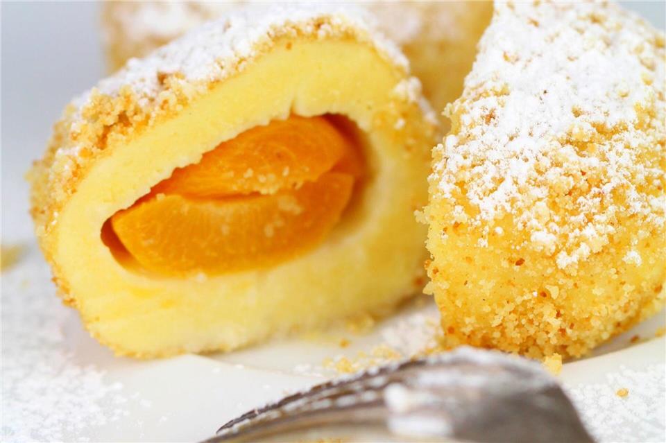 Perfekt umhüllt: Am besten geht das mit frischen kleinen Aprikosen.Beate Wöllstein/Wöllsteins Desserthaus/dpa-tmn