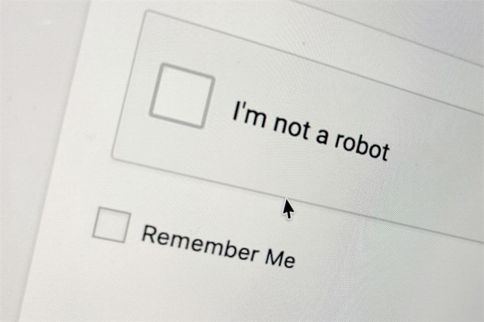 Perfide Masche: Alarmiert sollte man sein, wenn ein Captcha zu ungewöhnlichen Interaktionen auffordert, etwa dem Drücken bestimmter Tastenkombinationen.Franziska Gabbert/dpa-tmn