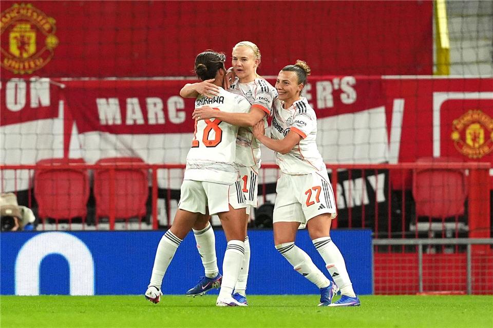 Pernille Harder (M) trifft für den FC Bayern gleich zweimal in Manchester.Martin Rickett/PA Wire/dpa