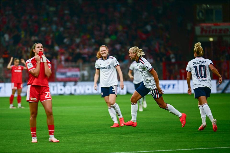 Pernille Harder bejubelt ihr Tor zum Saisonstart für den FC Bayern. Sebastian Christoph Gollnow/dpa