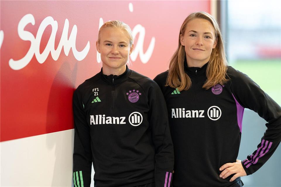 Pernille Harder (l) und Magdalena Eriksson bleiben beim FC Bayern. (Archivbild)Lukas Barth/dpa