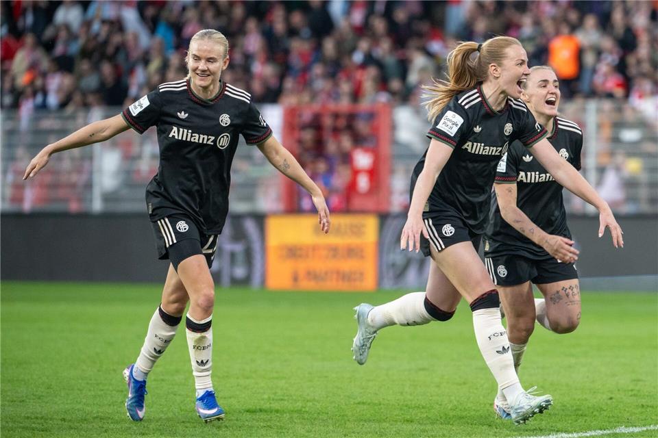 Pernille Harder (l) und die Bayern-Frauen siegten in der vergangenen Spielzeit mit 3:2 in Berlin. (Archivbild) Soeren Stache/dpa