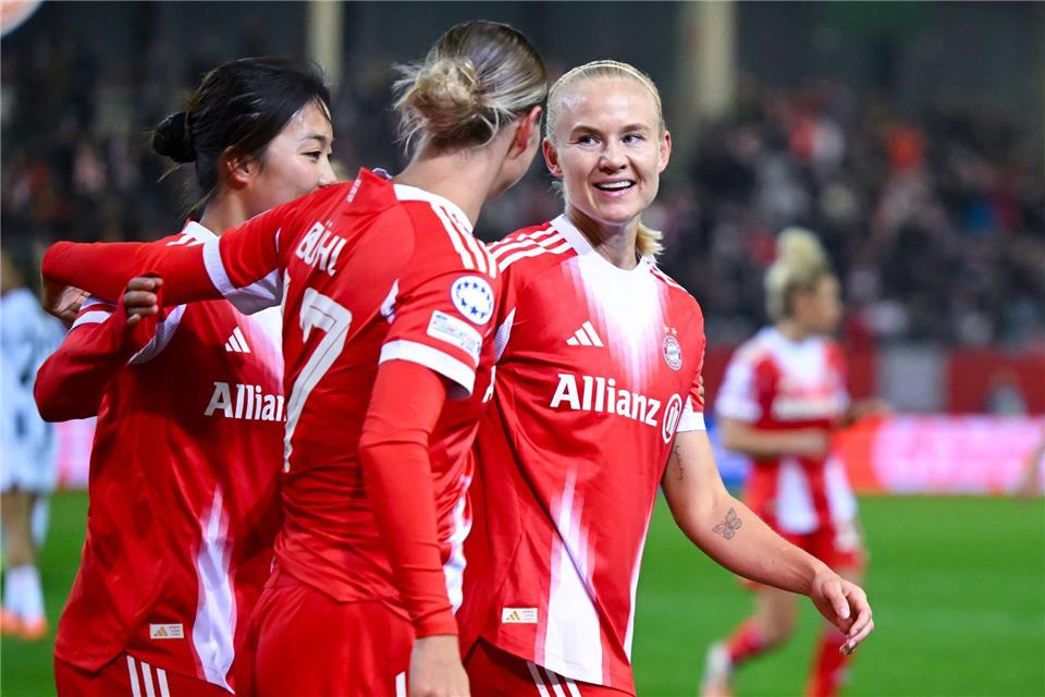 Pernille Harder (r) sorgte mit zwei Toren noch für die Wende beim Bayern-Spiel gegen Atlético Madrid. (Archivbild)Sven Hoppe/dpa