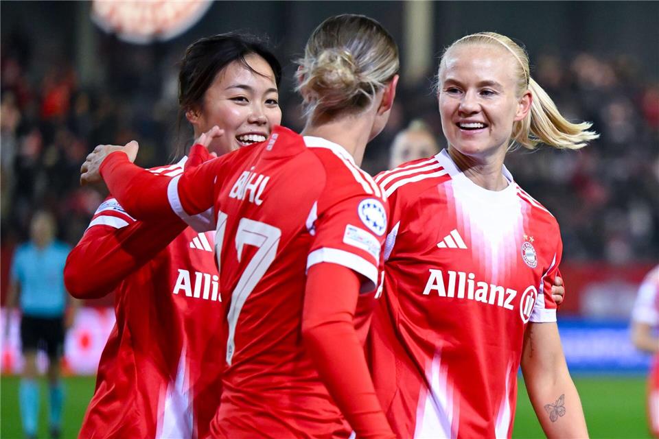 Pernille Harder (r) traf für die Bayern-Fußballerinnen beim 4:0 gegen Union.Sven Hoppe/dpa