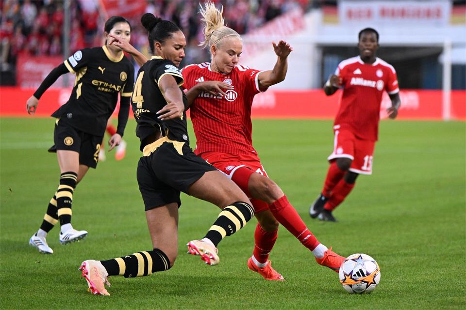 Pernille Harder (r) traf gegen Stuttgart doppelt für den FC Bayern (Archivbild)Sven Hoppe/dpa