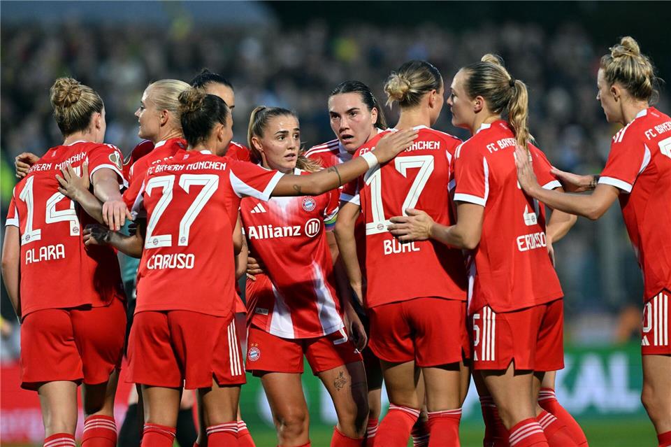 Pernille Harder vom FC Bayern München bejubelt ihr Tor zum 0:1 gegen Borussia Dortmund im DFB-Pokal mit ihren Mitspielerinnen.Federico Gambarini/dpa