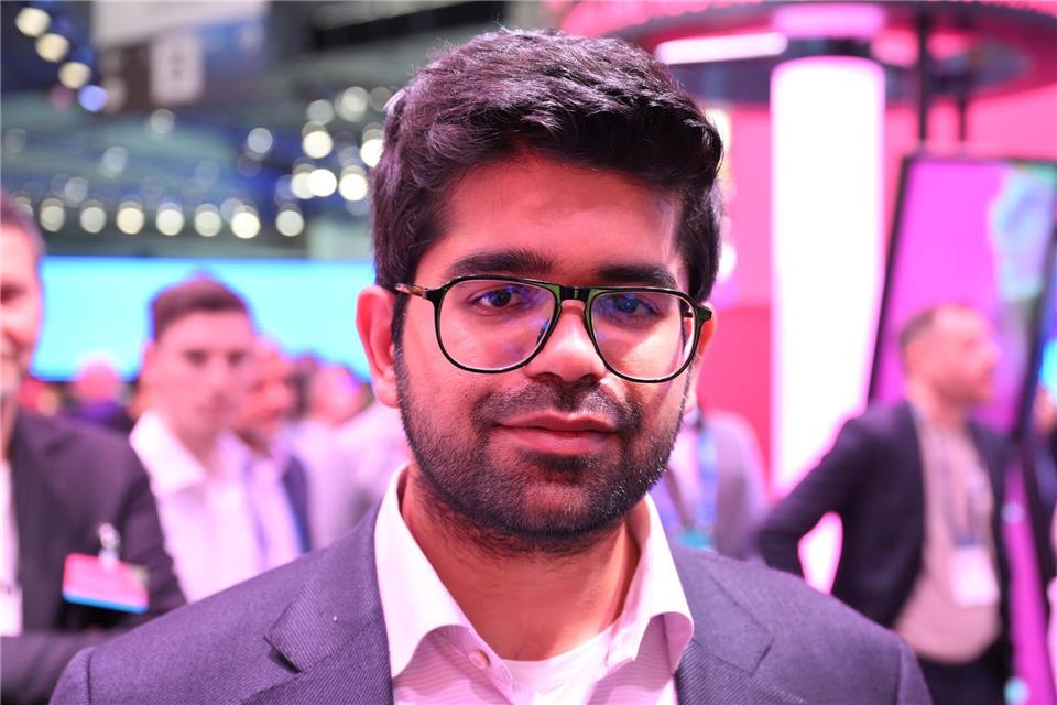 Perplexity-Chef Aravind Srinivas sieht KI-Assistenten als proaktive Begleiter, die nicht nur Fragen beantworten, sondern auch Alltagsaufgaben erledigen.Wolf von Dewitz/dpa