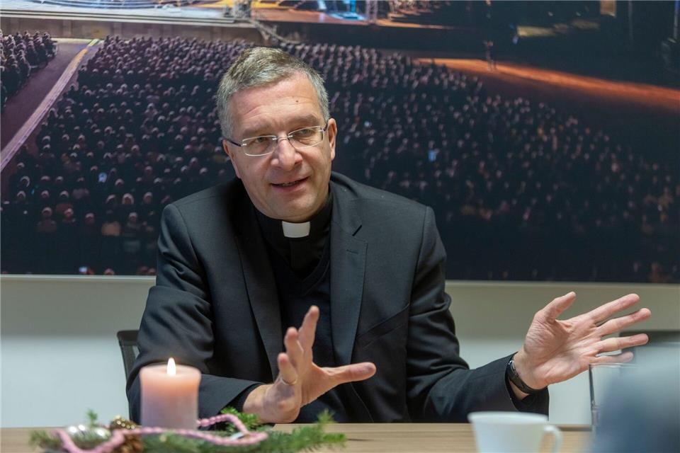 Persönlichen Engel-Erfahrungen gäben ihm Kraft, berichtet Bischof Michael Gerber. (Archivbild) Helmut Fricke/dpa