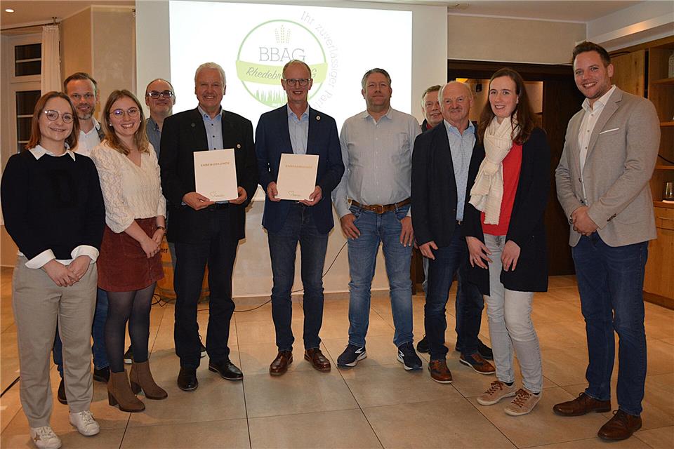 Personen standen in diesem Jahr auf der Generalversammlung der BBAG Rhedebrügge mit im Mittelpunkt (v.l.): die designierte Geschäftsführerin Lea Stratmann, Klaus Lehmkuhl, Vorstandsmitglied im Raiffeisenverband Westfalen-Lippe, die designierte Geschäftsführerin Malin Sümpelmann, Aufsichtsratsvorsitzender Peter Lensing, Vorstandsmitglied Hugo Nienhaus, Vorstandsvorsitzender Bernhard Niehaves, Stefan Sühling (25 Jahre Mitgliedschaft) Ulrich Stenkamp (40 Jahre Mitgliedschaft) Josef Klein-Heßling (40 Jahre Mitgliedschaft), Referentin Dr. Julia Große-Ahlert und Geschäftsführer Martin Epping.