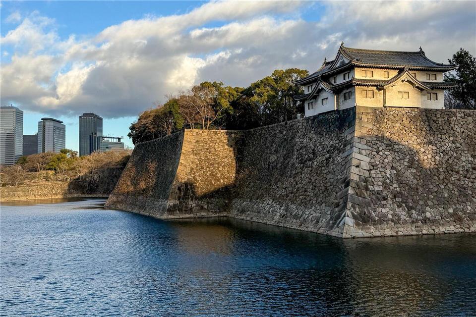 Perspektive der Gegensätze: Skyline und Burg von Osaka.Ralf Johnen/dpa-tmn