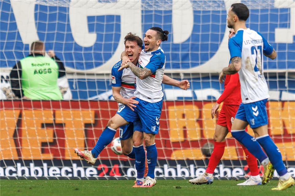 Pesch (l) traf für den FCM zum 1:1-AusgleichAndreas Gora/dpa