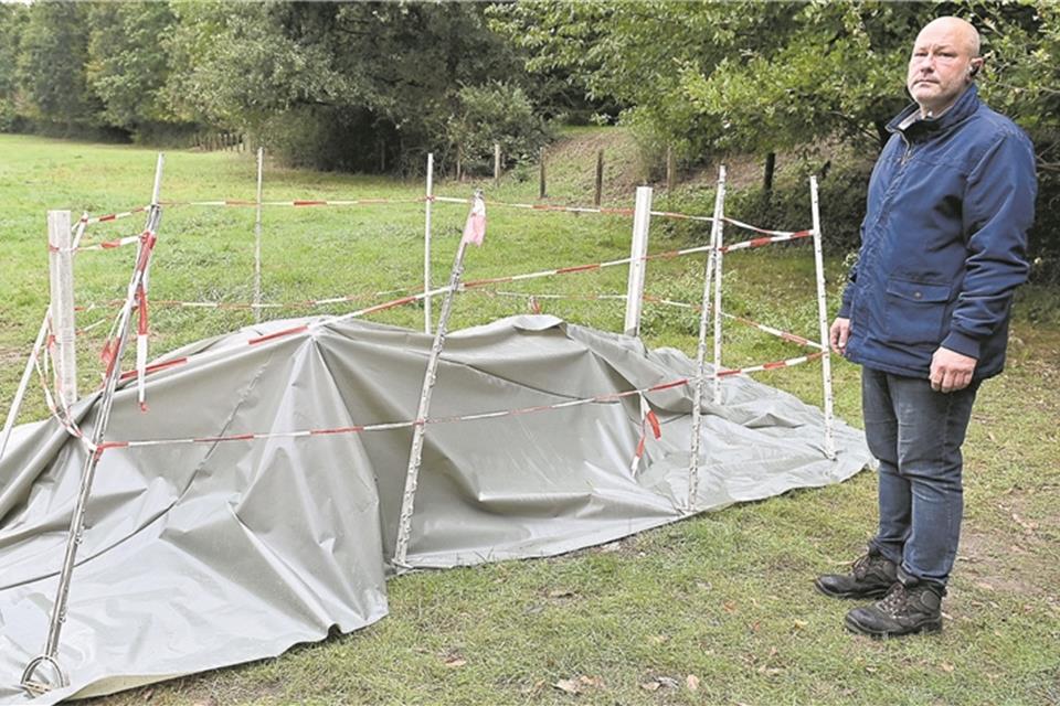 Peter Büning ist fassungslos, mit welcher Brutalität Unbekannte sein Pferd misshandelt haben. Die tote Stute hat er mit einer Plane abgedeckt und hat beschlossen, an dieser Stelle keine Pferde mehr zu halten.