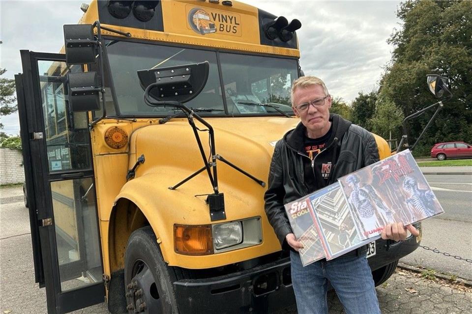Peter Dammeyer besuchte noch einmal den Vinyl-Bus vor dem Plattenbau in Schermbeck auf dessen Abschiedstour.