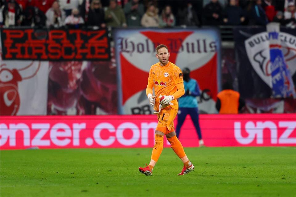 Peter Gulacsi geht im Spiel gegen Wolfsburg verletzt vom Feld.Jan Woitas/dpa