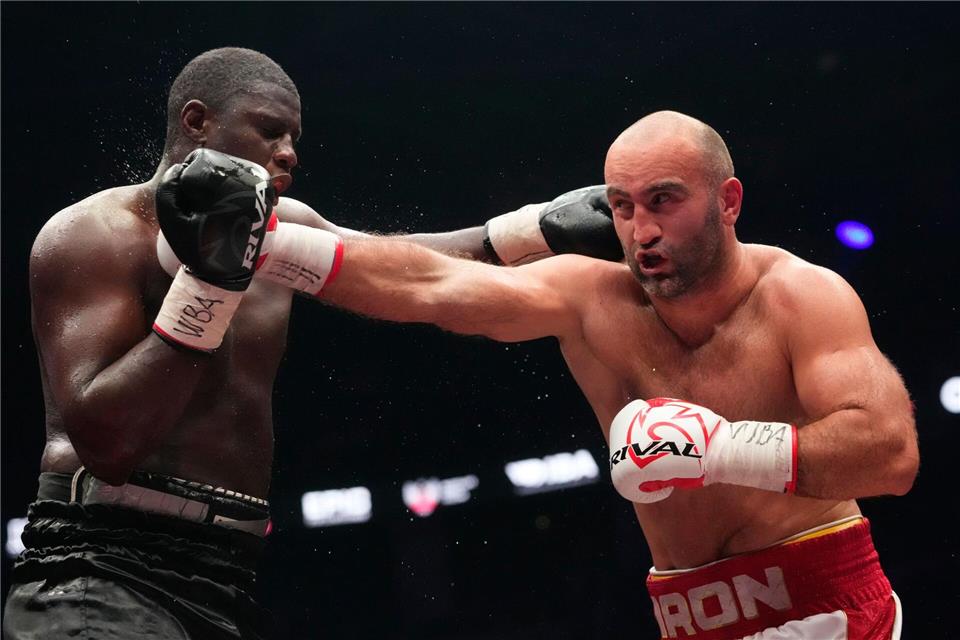 Peter Kadiru (l) war gegen den Russen Murat Gassiew chancenlos.Pavel Bednyakov/AP/dpa
