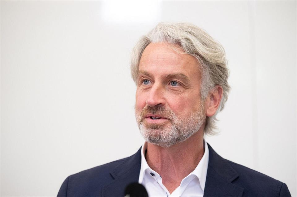 Peter Karst (CDU) gesteht seine Niederlage bei der Oberbürgermeister-Wahl in Hannover ein. (Archivbild)Julian Stratenschulte/dpa