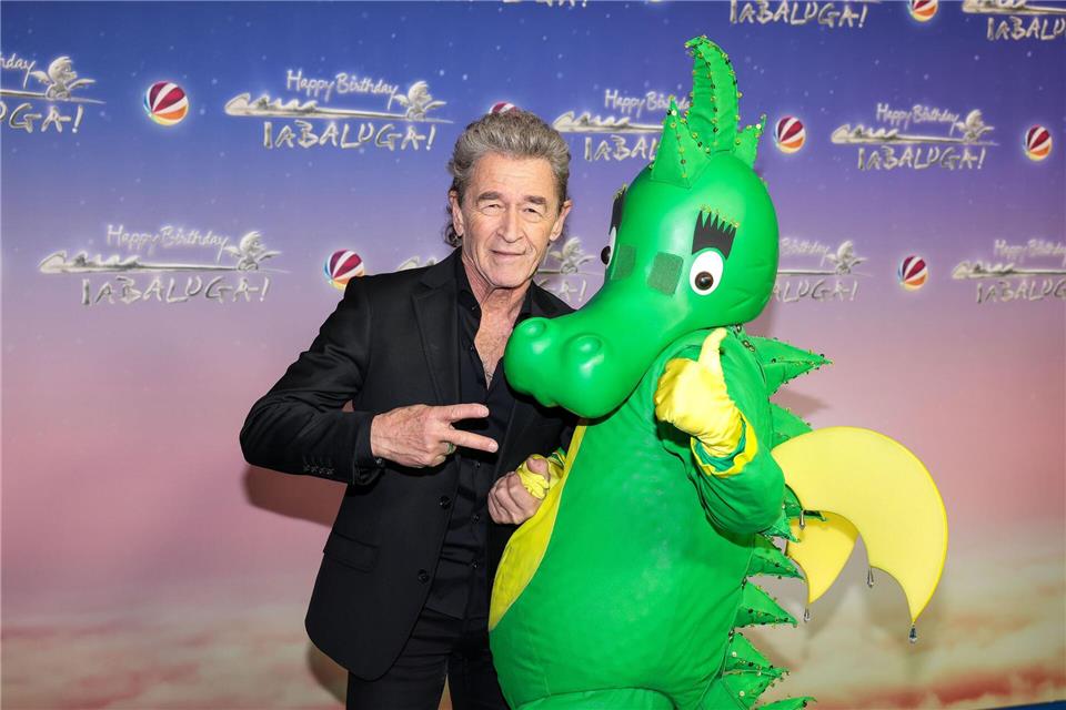 Peter Maffay, Musiker und der von ihm mit geschaffene grüne Drache TabalugaGerald Matzka/dpa
