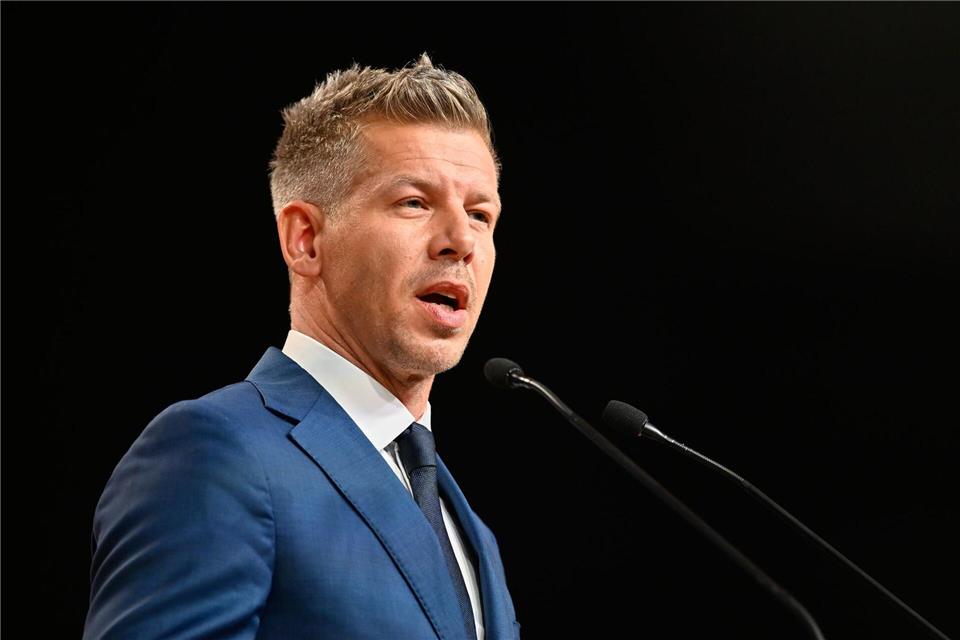 Peter Magyar hat sich mit seiner Partei bei der Wahl in Ungarn durchgesetzt. (Archivbild)Denes Erdos/AP/dpa