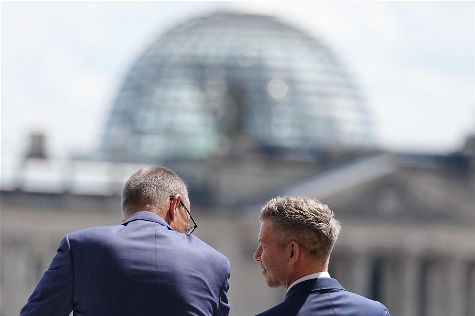 Péter Magyar (r), Ungarns Ministerpräsident, und Bundeskanzler Friedrich Merz (CDU) stehen nach den militärischen Ehren für ein Gespräch auf dem Balkon des Bundeskanzleramtes in Berlin. Kay Nietfeld/dpa