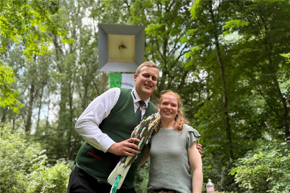Peter Niessing holt sich Königswürde in Borkenwirthe Peter Niessing regiert in Borkenwirthe. Zu seiner Königin nahm er Verena Nienhaus.