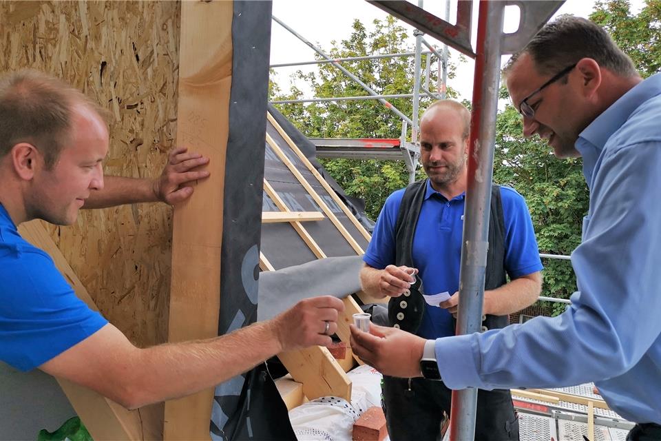Peter Nießing (von links) und Tim Schaaf der Firma Mersmann und Möllmann stoßen mit Tobias Brun an. 