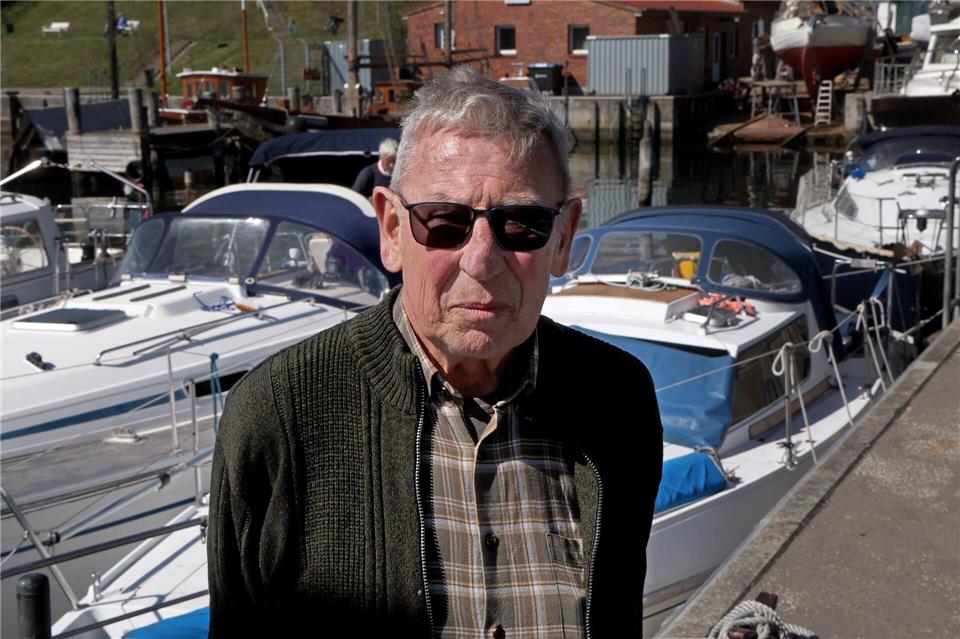 Peter Richter (80) aus Neukloster bringt am Mittwochmorgen sein Boot ins Wasser.Bernd Wüstneck/dpa