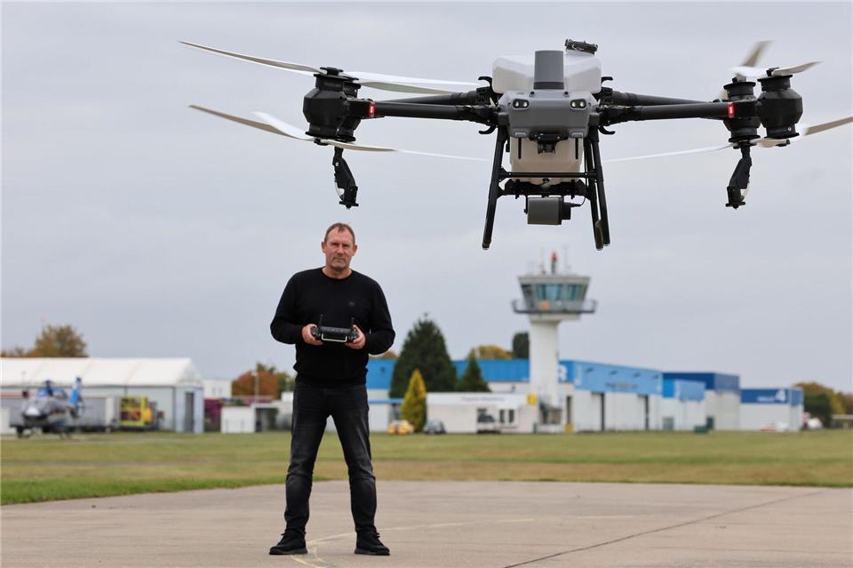 Peter Selig betreibt in Magdeburg eine Flugschule für Drohnen. (Archivbild)Peter Gercke/dpa
