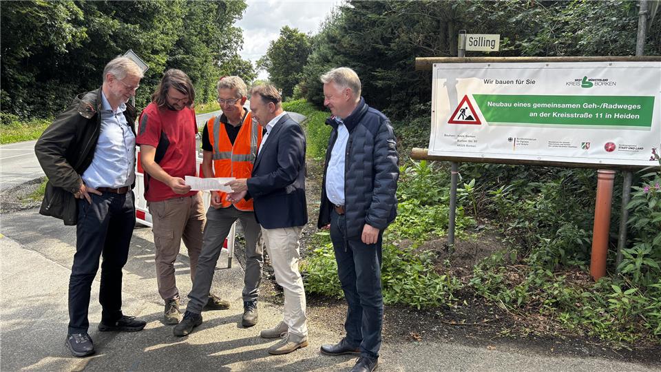 Peter Sonntag (von links), Marius Bischop, Rainer Hilgenberg, Landrat Dr. Kai Zwicker und Ulrich Lohaus bei der Baubesprechung an der K11.