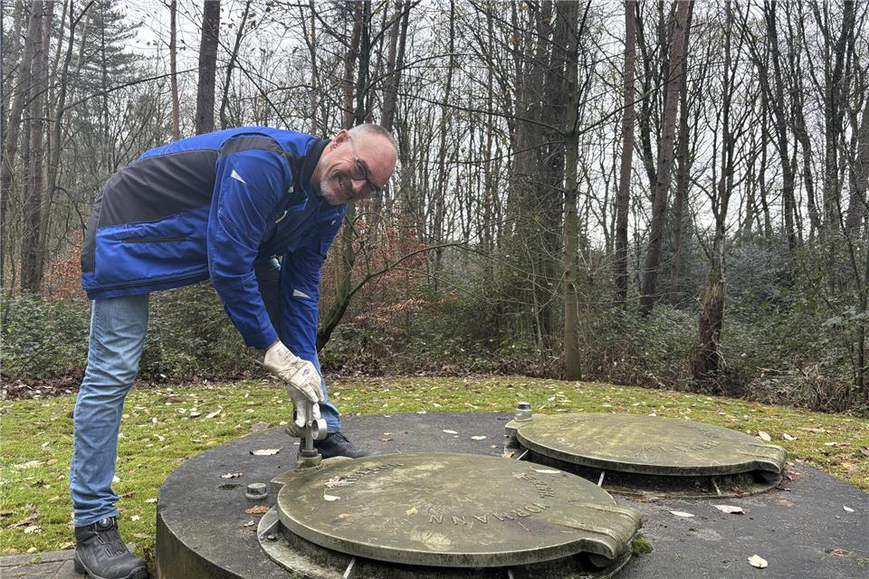 Peter Tewes von der RWW öffnet für den BZ-Adventskalender den Brunnen.