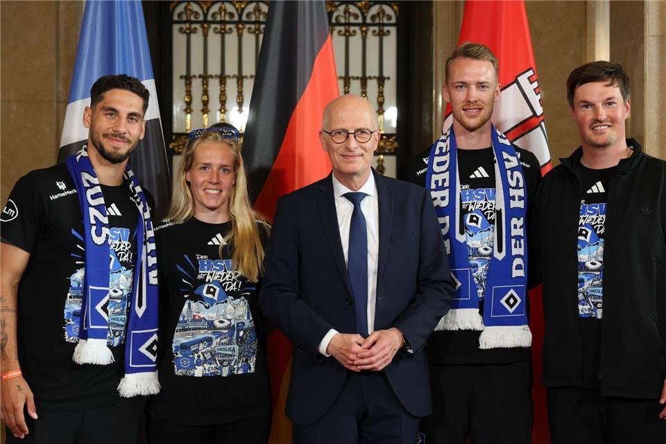 Peter Tschentscher (M, SPD), Erster Bürgermeister und Präsident des Senats der Freien und Hansestadt Hamburg, steht mit Hamburgs Ludovit Reis (l-r), Sarah Stöckmann, Sebastian Schonlau und Trainer Merlin Polzin auf dem Spiegel im Rathaus.Christian Charisius/dpa
