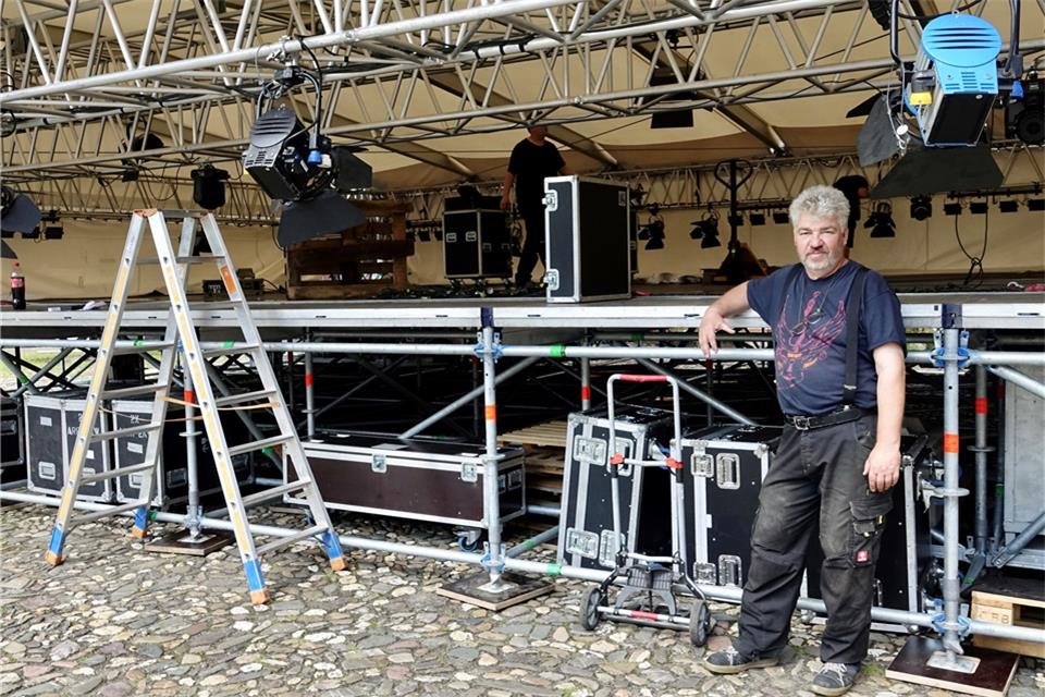 Peter Weigel organisiert den Auf- und Abbau der Bühne am Schloss für die Reihe Musiklandschaft Westfalen. Er freut sich, dass er nach einer langen Corona-Zwangspause wieder bei einer Veranstaltung anpacken darf. 
