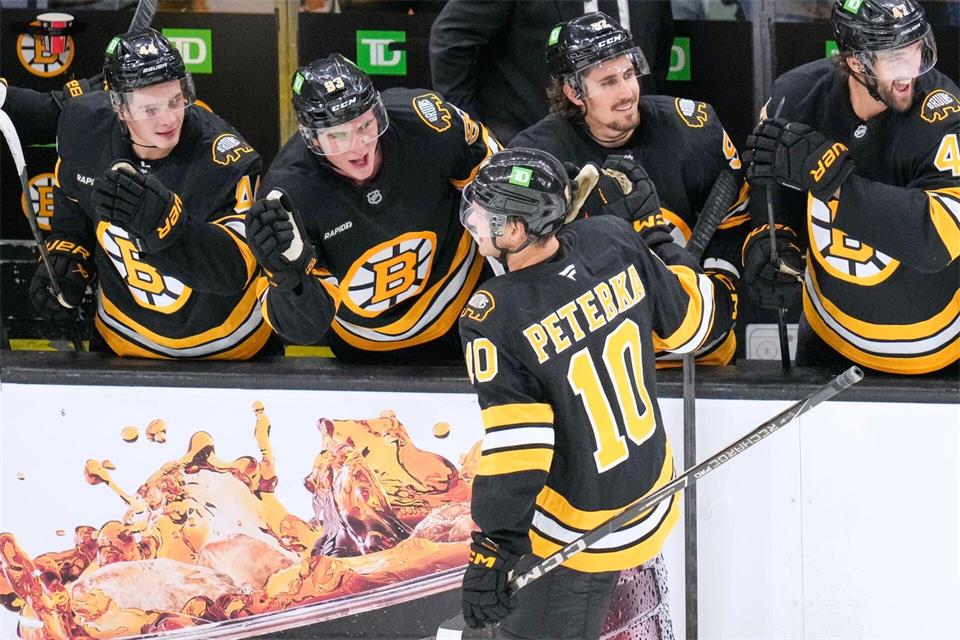 Peterka traf bei seinem Debüt für Boston zum 2:0.Charles Krupa/AP/dpa