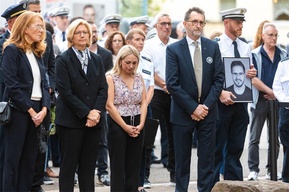 Petra Berg (v.l.), Ministerpräsidentin Anke Rehlinger (SPD), Selina Bohr, Witwe des getöteten Polizeioberkommissars Simon Bohr, und Saarlands Innenminister Reinhold Jost (SPD) nehmen an der Gedenkfeier zum ersten Todestag von Simon Bohr teil.Laszlo Pinter/dpa