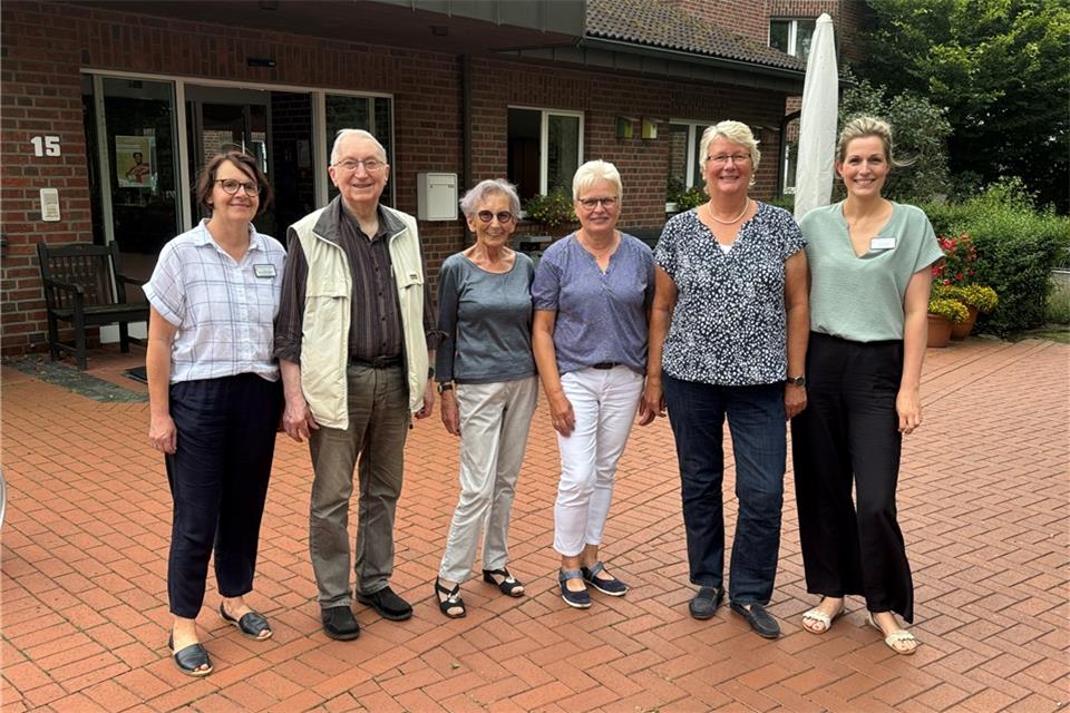 Petra Eisenbarth vom sozialen Dienst (l.) und Alina Schlüß, die Leiterin des Seniorenhauses freuen sich über das Engagement von Gerhard Ruckelshauß, Lucie Hetkamp, Elisabeth Nießing und Martina Kotzian (v. l.).