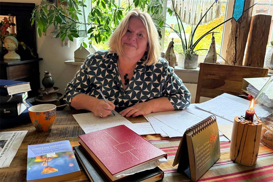 Petra Neubauer hat eine Ausbildung zur ehrenamtlichen Leiterin von katholischen Trauerfeiern absolviert.Kathrin Zeilmann/dpa