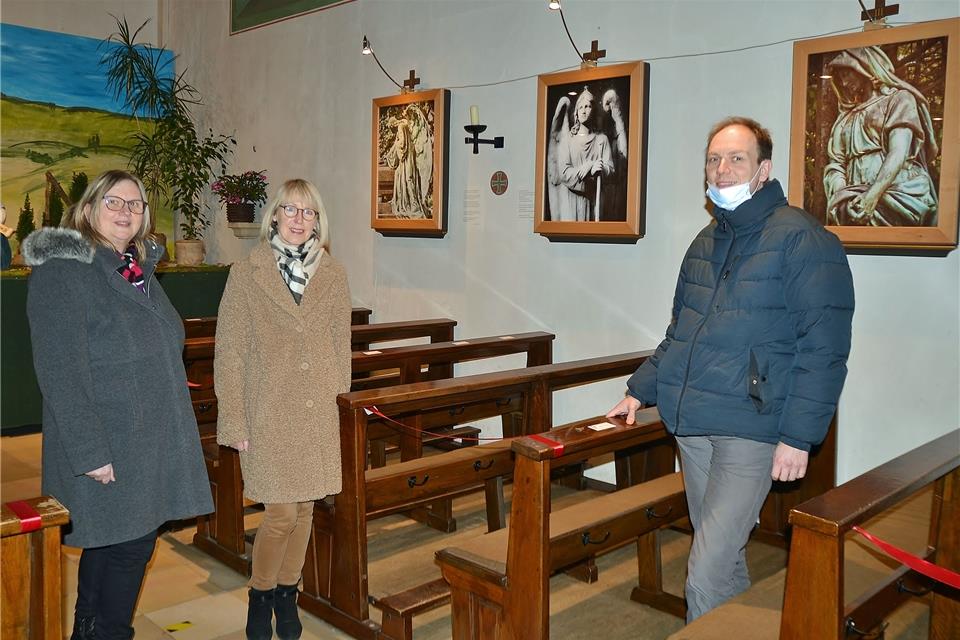 Petra Nienhaus, Annette Schmelter und Pastor Fabian Tilling bei der Eröffnung der Ausstellung.