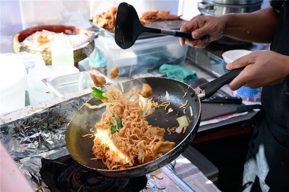 Pfannenwender aus Kunststoff oder Plastik sollte man nicht in der heißen Pfanne liegen lassen.picture alliance/dpa